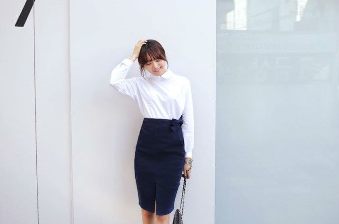 蓝色裙子配什么颜色袜子:韩国进口女装时尚休闲藏蓝色包臀半身裙
