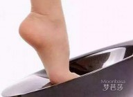 走路脚底板疼是怎么了？做这些动作可缓解！